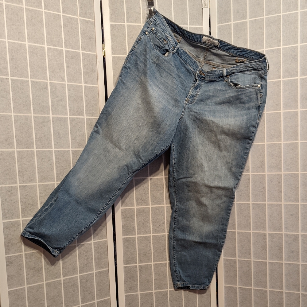 Torrid 24T GIRLFRIEND JEAN - VINTAGE STRETCH LIGHT WASH